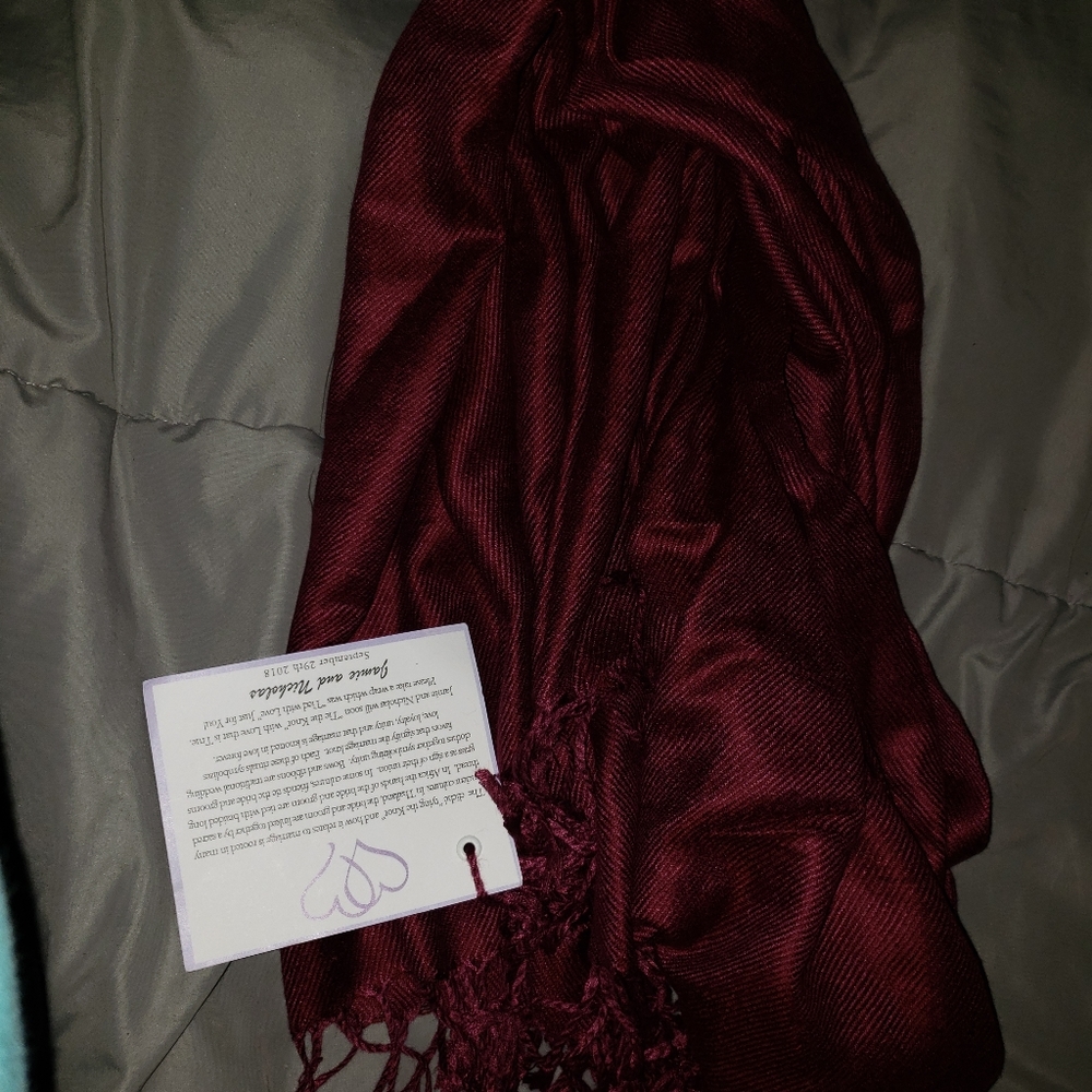 Red scarf - Picture 2 of 3